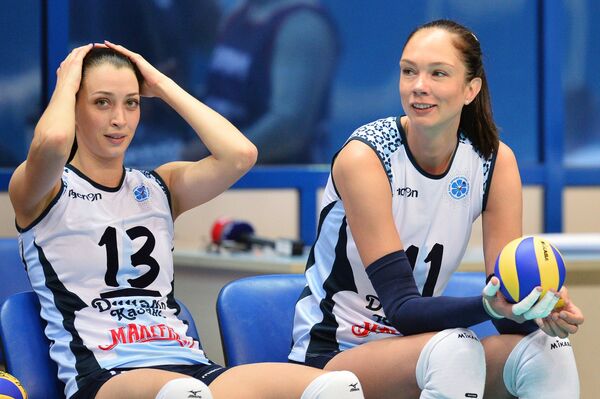 Игроки  ВК Динамо-Казань Евгения Старцева и Екатерина Гамова (справа)