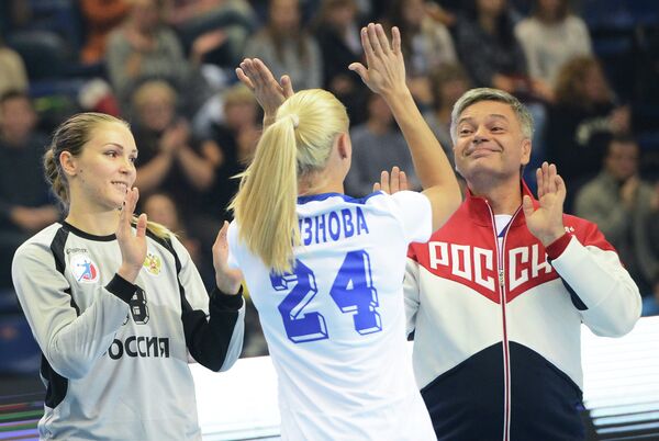 Ирина Близнова (в центре) и президент Федерации гандбола России Сергей Шишкарев