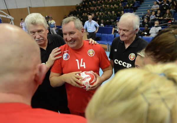 Дмитрий Рогозин (в центре) перед товарищеским матчем по гандболу между сборными СССР и России