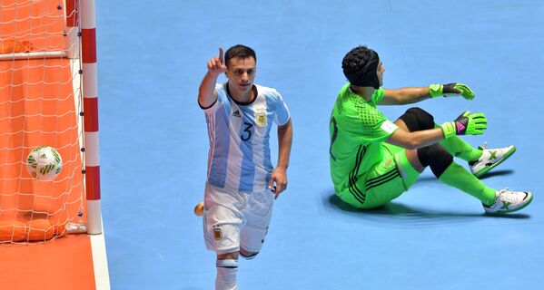 Нападающий сборной Аргентины по мини-футболу Аламиро Вапораки радуется забитому мячу в ворота россиян