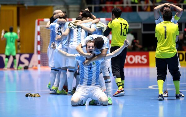 Игроки сборной Аргентины по мини-футболу радуются победе