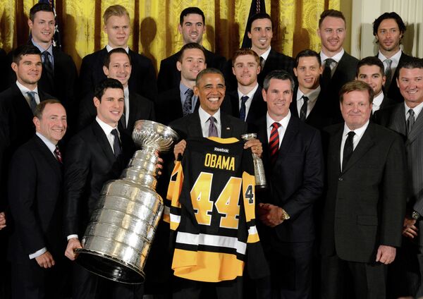 Президент США Барак Обама во время встречи в Белом доме с хоккеистами Питтсбург Пингвинз
