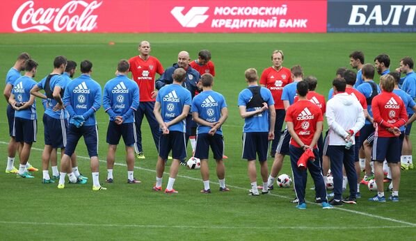 Футболисты сборной России во время тренировки на стадионе ФК Краснодар
