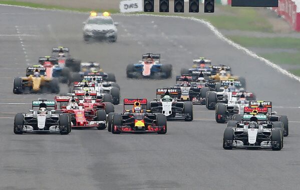 Пилоты во время гонки 17-го этапа чемпионата Формулы-1 Гран-при Японии