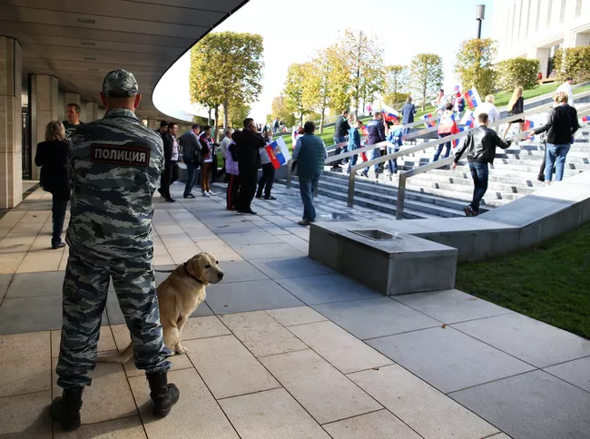 Сотрудник полиции возле стадиона ФК Краснодар