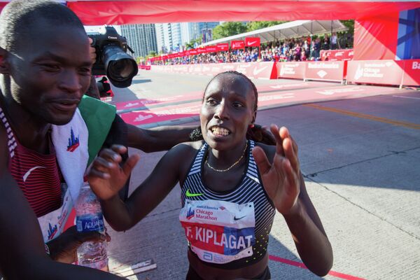 Победители Чикагского марафона кенийские бегуны Абель Кируи и Флоренс Киплагат (слева направо)