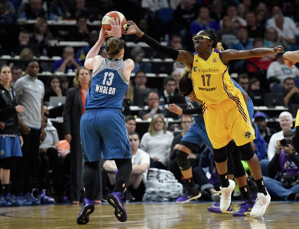 Игровой момент второго матча финала плей-офф женской НБА между командами Миннесота Линкс и Лос-Анджелес Спаркс