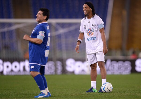 Диего Марадона (слева) и Роналдиньо