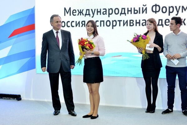 Министр спорта России чествует первокурсников - обладателей золотого знака ГТО. На переднем плане - Виталий Мутко и Лилия Юнусова