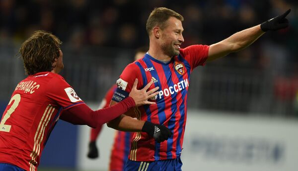 Защитники ЦСКА Марио Фернандес (слева) и Василий Березуцкий радуются забитому голу