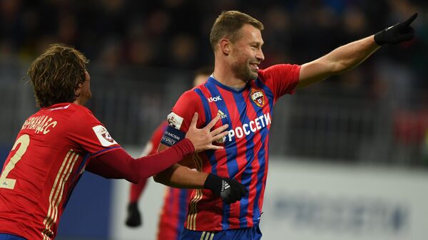 Защитники ЦСКА Марио Фернандес (слева) и Василий Березуцкий радуются забитому голу
