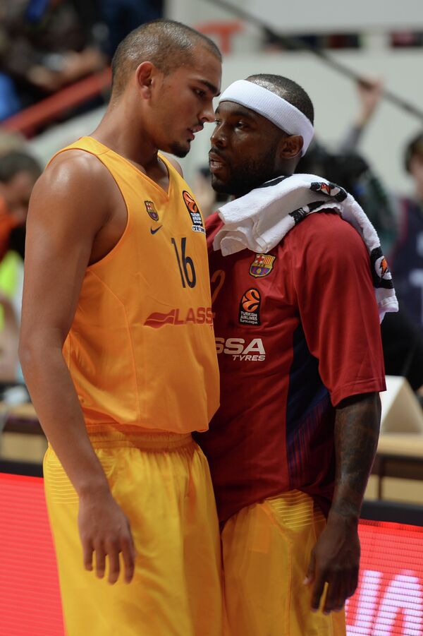 Баскетболисты Барселоны Стефан Пено (слева) и Тайриз Райс