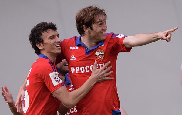 Футболисты ЦСКА Марио Фернандес (справа) и Роман Ерёменко