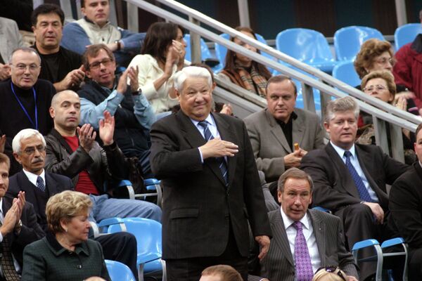 Борис Ельцин (в центре), Наина Ельцина (слева) и Шамиль Тарпищев (справа) на теннисном турнире Кубок Кремля