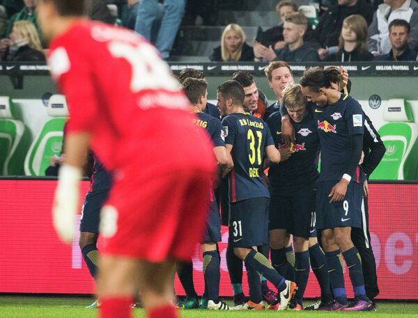 Футболисты Лепцига поздравляют Эмиля Форсберга (второй справа) с забитым голом в ворота Вольфсбурга