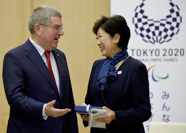 Глава Международного олимпийского комитета (МОК) Томас Бах и губернатор Токио Юрико Коикэ