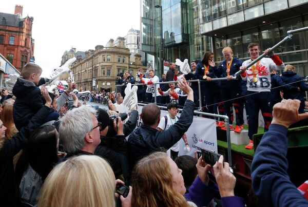 Парад британских спортсменов на улицах Манчестера