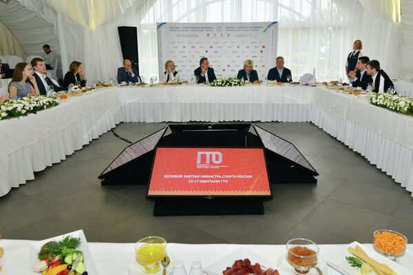 Глава Минспорта пригласил студентов ГТО на завтрак, чтобы поговорить о настоящем и будущем возрожденного всероссийского комплекса
