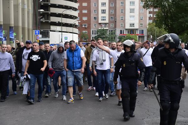 Фанаты польской Легии и сотрудники полиции на улицах Мадрида