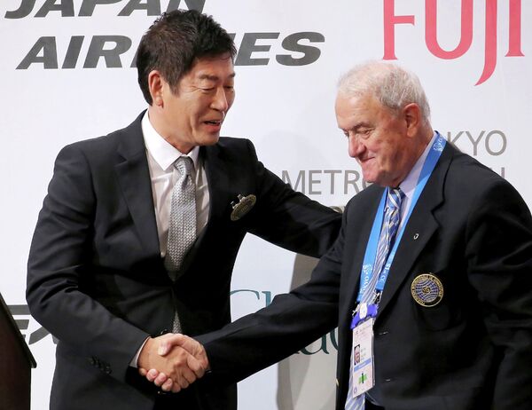 Генеральный секретарь Японской ассоциации гимнастики Моринари Ватанабэ (слева)