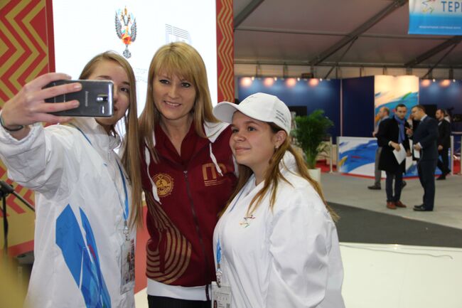 Светлана Журова (в центре)