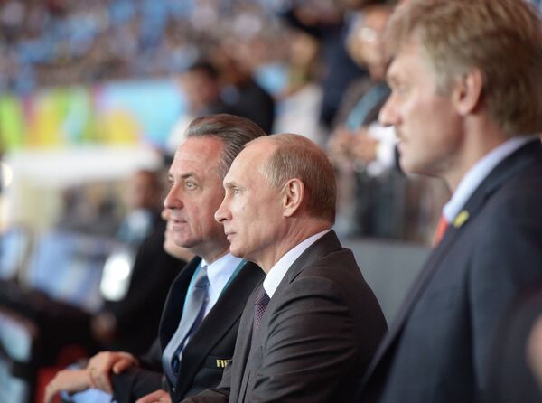 Владимир Путин (в центре) Виталий Мутко (слева) и Дмитрий Песков