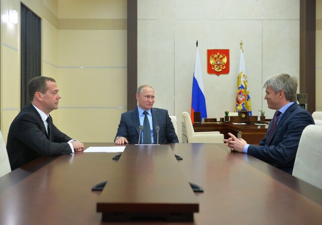 Владимир Путин, Дмитрий Медведев и Павел Колобков (слева направо)
