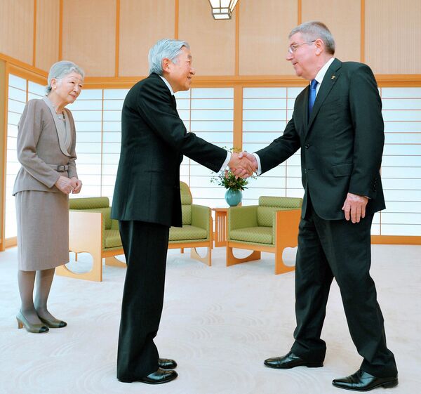Глава Международного олимпийского комитета (МОК) Томас Бах (справа) и император Японии Акихито (слева)