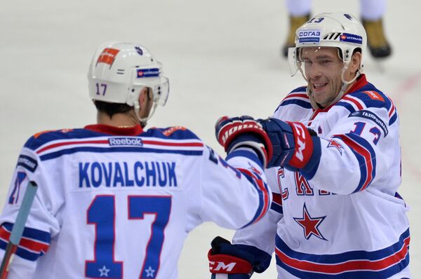 Хоккеисты СКА Илья Ковальчук (слева) и Павел Дацюк