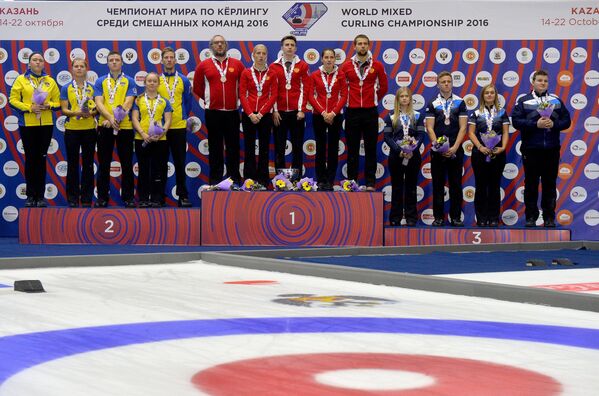 Керлингисты сборной Швеции, керлингисты сборной России и керлингисты сборной Шотландии (слева направо)
