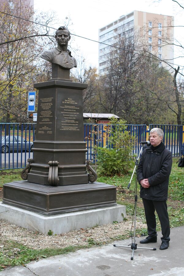 Николай Толстых на церемонии открытия бюста Льва Яшина