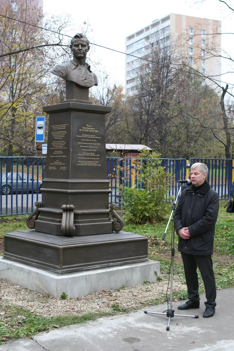 Николай Толстых на церемонии открытия бюста Льва Яшина Николай Толстых на церемонии открытия бюста Льва Яшина
