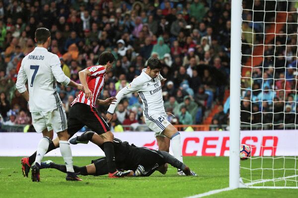 Форвард Реала Альваро Мората (справа) забивает гол в ворота Атлетика