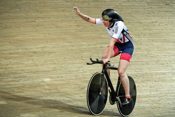 Британка Кэти Арчибальд после победы в индивидуальной гонке на чемпионате Европы по велоспорту на треке