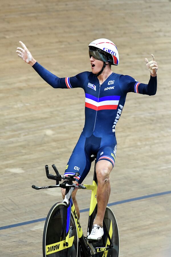 Французский велогонщик Корентен Эрмено после победы в индивидуальной гонке на домашнем для него чемпионате Европы по велоспорту на треке
