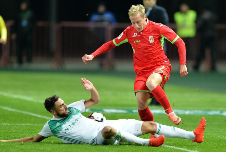 Полузащитники Терека Факундо Пирис (слева) и Уфы Дмитрий Сысуев Полузащитники Терека Факундо Пирис (слева) и Уфы Дмитрий Сысуев