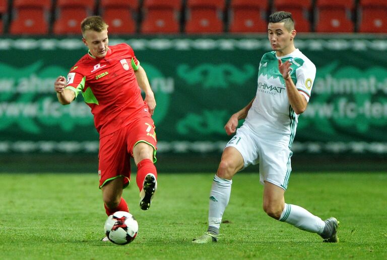 Полузащитники Уфы Дмитрий Сысуев (слева) и Терека Одисе Роши Полузащитники Уфы Дмитрий Сысуев (слева) и Терека Одисе Роши