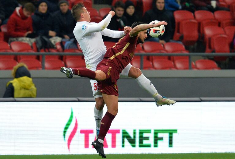 Нападающий Рубина Саму Гарсия (на первом плане) и защитник СКА-Хабаровска Андрей Иванов Нападающий Рубина Саму Гарсия (на первом плане) и защитник СКА-Хабаровска Андрей Иванов
