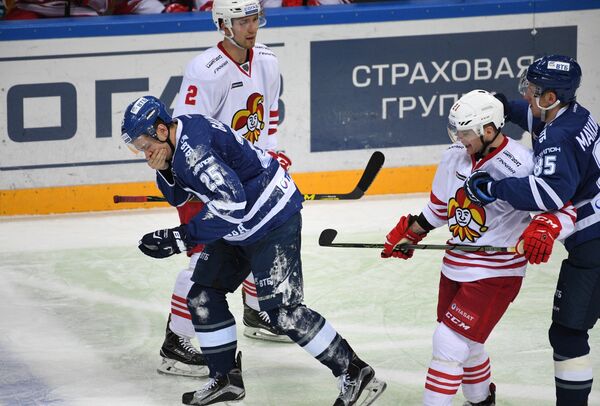 Нападающий Динамо Ансель Галимов (слева)