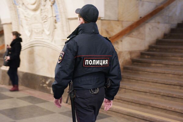 Сотрудник полиции в Московском метрополитене