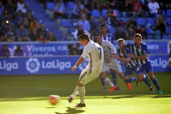 Нападающий Реала Криштиану Роналду забивает пенальти в ворота Алавеса