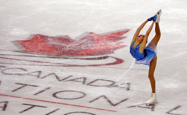 Евгения Медведева выступает на этапе Гран-при по фигурному катанию Skate Canada