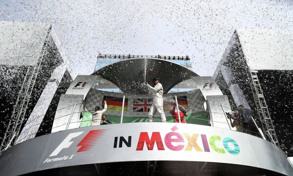 Подиум по итогам гонки Гран-при Мексики: Нико Росберг, Льюис Хэмилтон и Себастьян Феттель (слева направо)