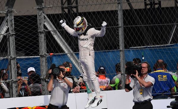 Пилот Мерседеса Льюис Хэмилтон после победы на Гран-при Мексики
