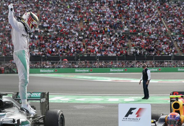 Пилот Мерседеса Льюис Хэмилтон после победы на Гран-при Мексики