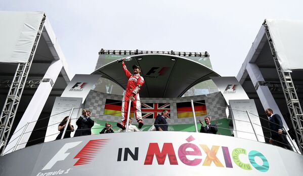 Пилот Феррари Себастьян Феттель на подиуме Гран-при Мексики