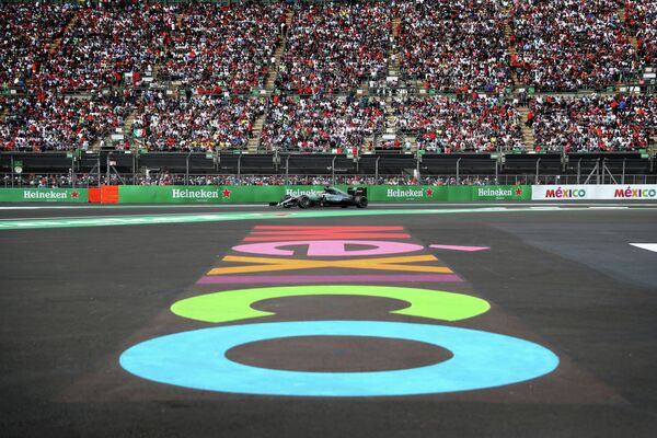 Пилот Мерседеса Льюис Хэмилтон на дистанции Гран-при Мексики