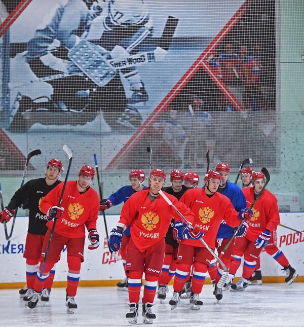Хоккеисты сборной России во время тренировки