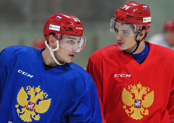 Хоккеисты сборной России Богдан Киселевич (слева) и Николай Прохоркин во время тренировки