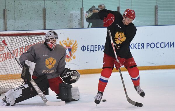Нападающий сборной России Вячеслав Лещенко (справа) во время тренировки